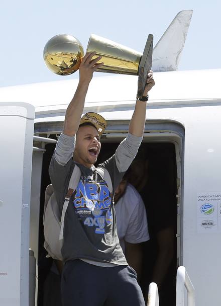 Stephen Curry alza il trofeo al suo arrivo a Oakland. La vittoria in fnale sui Cavaliers riporta il successo in casa Warriors dopo un attesa lunghissima.... dal 1975. Ap